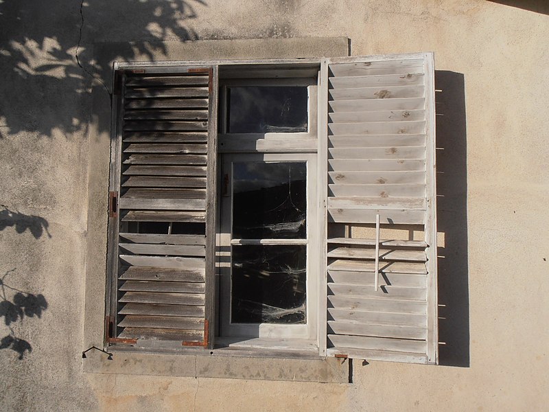 File:Window with wooden blinds Jangão.jpg