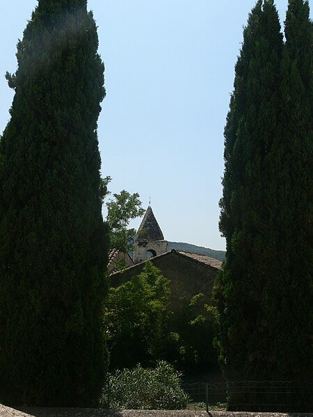 File:Église village Valaurie.jpg