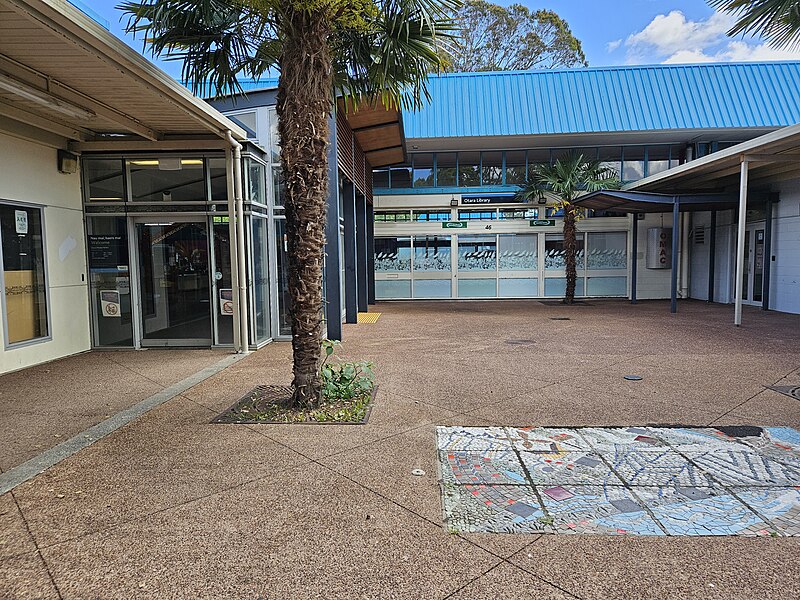 File:Ōtara Library 20231111 105751 01.jpg