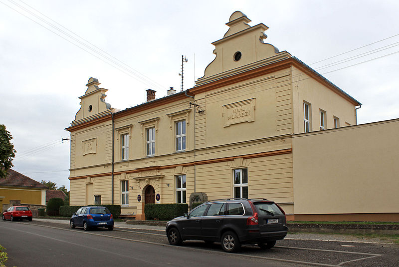 File:Řepín, elementary school.jpg