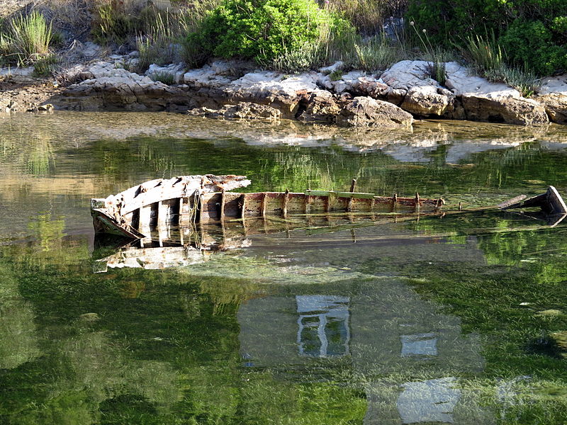 File:Šolta Nečujam Hrvatska rotten boat 2012 a.jpg