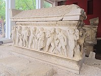 Σαρκοφάγος στο ρωμαϊκό ταφικό μνημείο στην Κηφισιά (δεύτερο μισό 2ού αιώνα μ.Χ.).