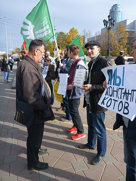 File:Виктор Пестов говорит с участниками пикета в защиту политзаключенных 6 октября 2019 года.jpg