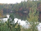 lago cerca de la iglesia