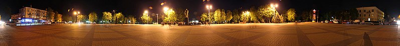 File:Нічна панорама Центральної площі Прилук.jpg