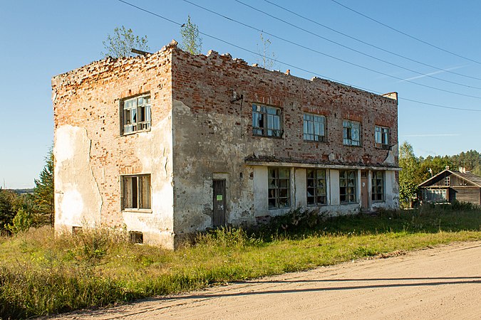 Здание кооперативного магазина — образец финского функционализма. К сожалению, здание заброшено и разрушается, но благодаря вики-краеведам его фотографии есть на Викискладе и уже используются для иллюстрирования статьи о посёлке в Википедии и списков культурного наследия в Викигиде