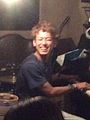 オープンマイクでピアノを楽しそうに弾く男性客(日本 ライブバーロシナンテ)