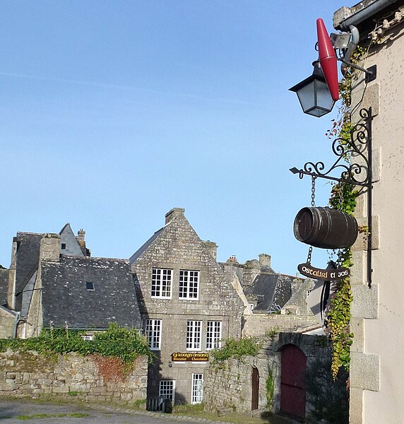 File:-Locronan.-- Maison - PA00090080 vue de la place de la mairie.jpg