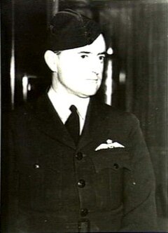 Murdoch preparing to embark overseas, June 1941