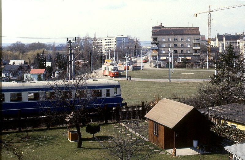 File:128R10290385 Ostbahn, Bereich Praterkai, Blick in die Engerthstrasse, Endstelle der Strassenbahn Linie 1, Lok 5145 fährt auf dem Verbindungsgleis zur Donauuferbahn.jpg