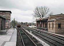 Bahnhof Zehlendorf zur BVG-Zeit, rechts die S-Bahn-Meisterei mit einer Diesellokomotive des Typs Jung R 40 C, 1986