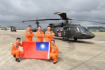 中华民国109年国庆典礼10日登场，在国歌演唱同时，由陆军2架CH-47SD运输直升机，吊挂巨幅国旗2面，并搭配7架陆、空军所属UH-60M黑鹰直升机，通过府前上空，并环绕台北盆地，象征军民同心让台湾更好，并飞跃国际；其中，空军救护队黑鹰直升机特别贴上“美丽家园，国军守护”、“中华民国，生日快乐”字样，同时机工长也手持小国旗，返场落地后，队员更拿出国旗合照，以别出心裁的方式为国家庆生。