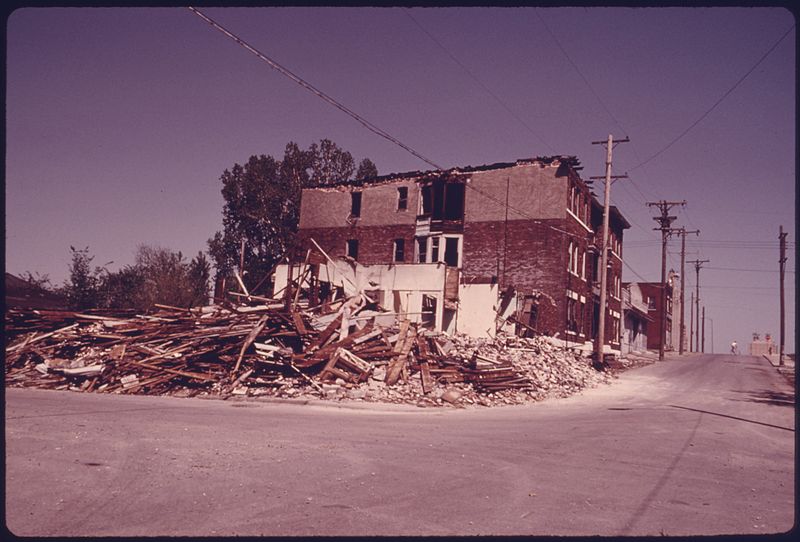 File:AN APARTMENT BUILDING NEAR THE ERNEST WATKINS HOUSE IN THE MULKEY SQUARE AREA, ALSO WAS TORN DOWN TO MAKE WAY FOR AN... - NARA - 557350.jpg