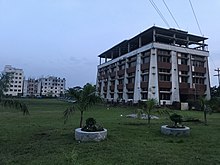 Gono University.jpg ma'muriy binosining yon ko'rinishi