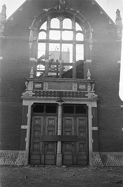 File:Afgebrande kerk en het oude stadhuis, Hilversum, exterieur, Bestanddeelnr 925-2171.jpg