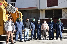 Agentes de limpieza de Suscal con el gerente.jpg