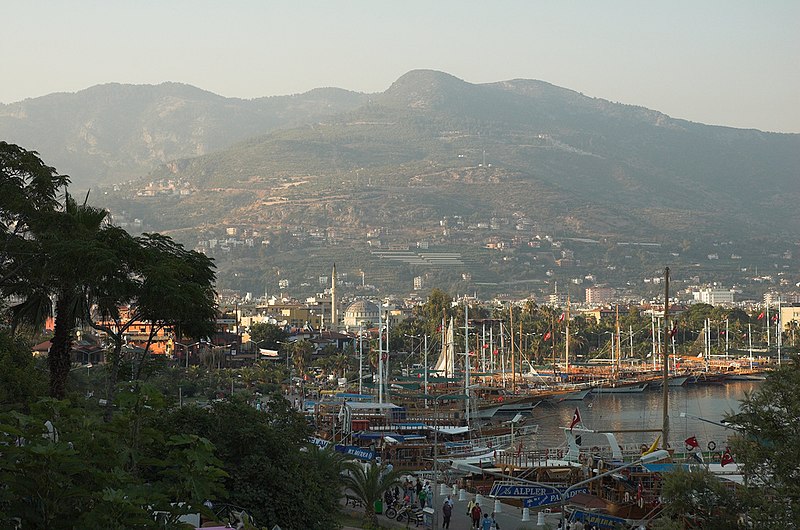 File:Alanya harbor boulevard.jpg