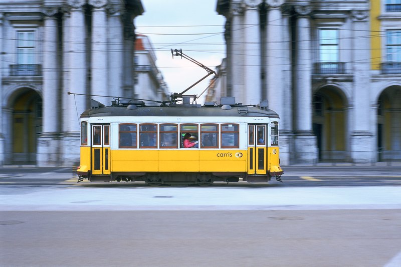 File:Amarelo da Carris, tranvía 572 de Lisboa, de la compañía Carris, en la Praça do Comércio, barrido fotográfico, Portugal.tif