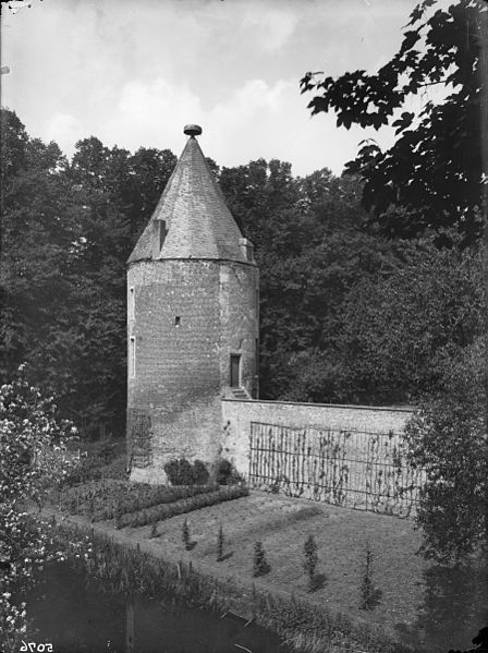 File:Archieftoren op de voorhof - 's-Heerenberg - 20105632 - RCE.jpg