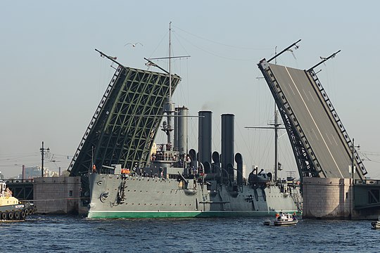 Крайцерът „Аврора“ преминава под вдигнатия Дворцов мост