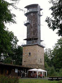 Der moderne Aussichtsturm auf der Schwedenschanze bei Eichelsdorf