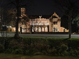 <span class="mw-page-title-main">Ayscoughfee Hall</span> Grade I listed building and modest associated parkland in central Spalding, Lincolnshire, England