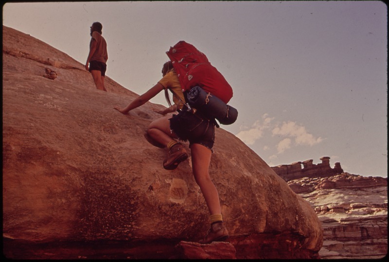 File:BACKPACKNG IN THE MAZE, A WILD AND RUGGED REGION IN THE HEART OF THE CANYONLANDS. THERE ARE NO TRAILS HERE AND THE... - NARA - 545781.tif