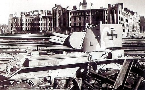 Förstörd finsk attackpistol BT-42 vid Vyborg station, juni 1944