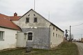 Čeština: Zadní budova kulturní památky usedlosti č. 4 v Menharticích, okr. Třebíč. English: Back building of Cultural monument house no. 4 in Menhartice, Třebíč District.