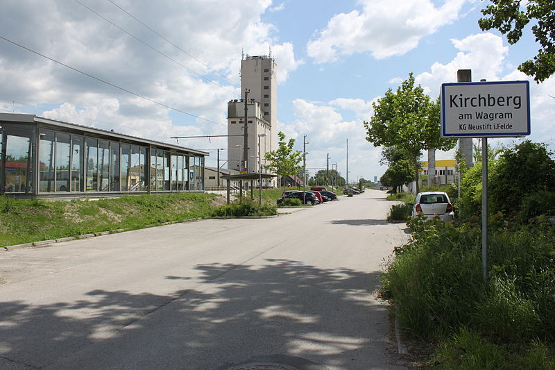 File:Bahnhof Kirchberg am Wagram 02.jpg