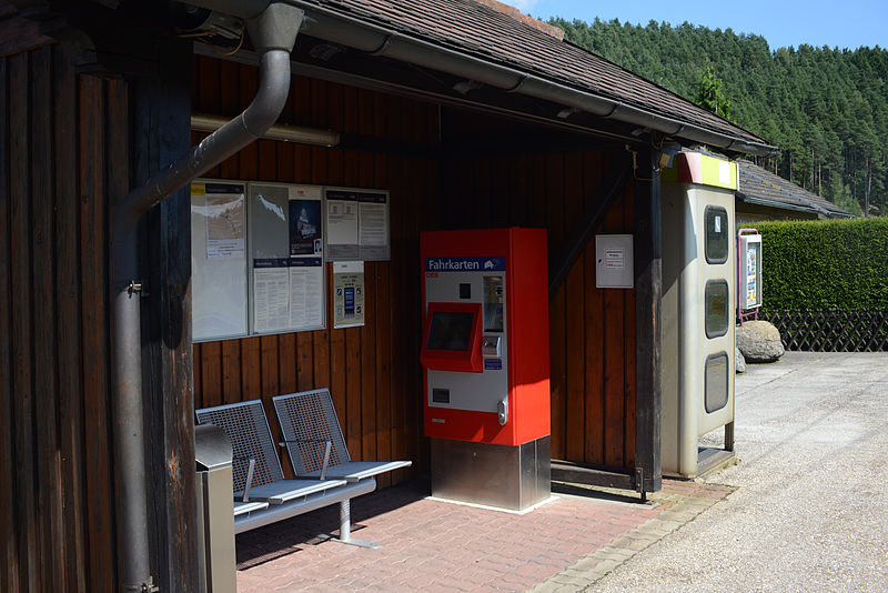 File:Bahnhof Lasberg-St. Oswald Unterstand.JPG