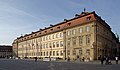 Deutsch: Bamberg, Maximiliansplatz 3, ehemaliges Klerikalseminar mit Weihbischofhof, jetzt Neues Rathaus, 1732–1237 nach Plänen von Balthasar Neumann durch Justus Heinrich Dientzenhofer errichtet als Gegenstück zum Katharinenspital (Maximiliansplatz 1), und Eckpavillons mit repräsentativer Gliederung. Zugehörig Hauptwachstraße 1 used on 1 pages in 1 wikis