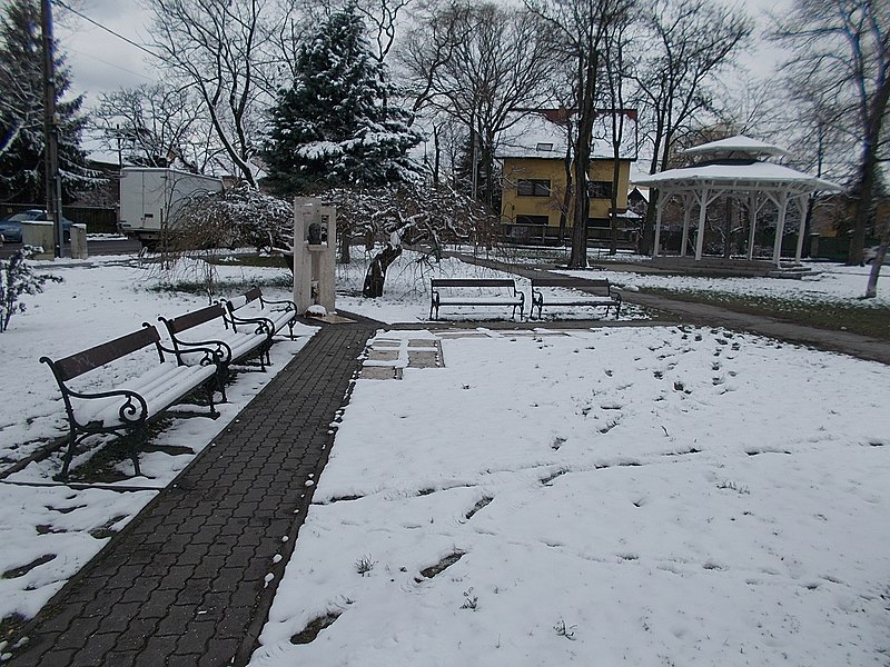 File:Bandstand and József Antall by Károly Kirchmayer, 2018 Pestújhely.jpg