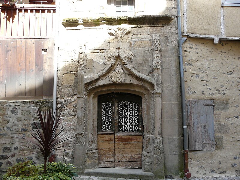 File:Beaulieu-sur-Dordogne maison Bosselut porte.JPG