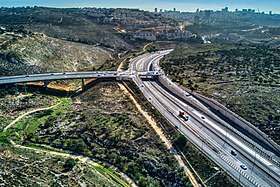 מחלף בנציון נתניהו והגשר בקצה כביש 4197 אשר עמודיו ניצבים על קרקע ישראלית מעל נחל עטרות