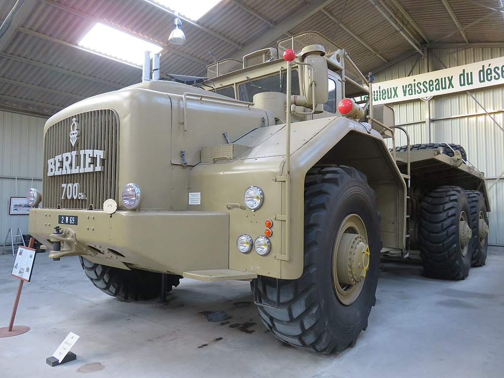 DUMPER BERLIET: LA GAMMA DEI MOSTRI! 1024px-Berliet_T100_%28vue_avant_gauche%29_-_Fondation_Marius_Berliet%2C_octobre_2018