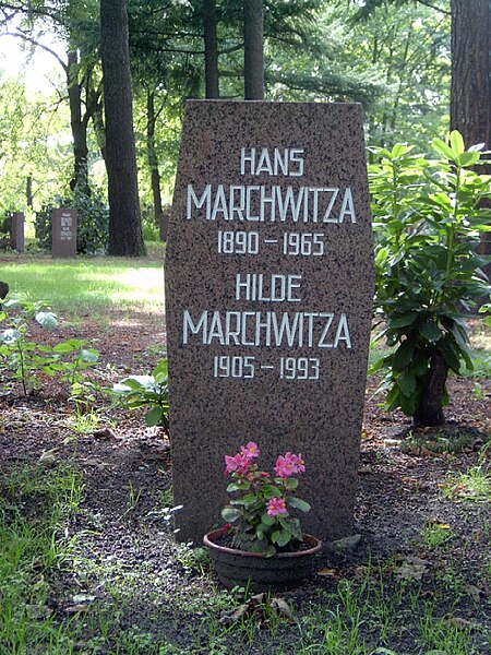 File:Berlin Friedrichsfelde Zentralfriedhof, Pergolenweg - Marchwitza.jpg