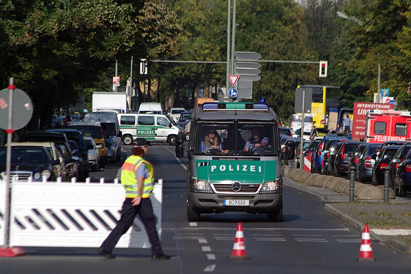 File:Berlin inline marathon innsbrucker platz warten 24.09.2011 15-47-40.jpg