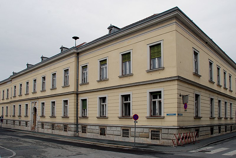 File:Bezirksgericht Stainz Eckfassade.jpg