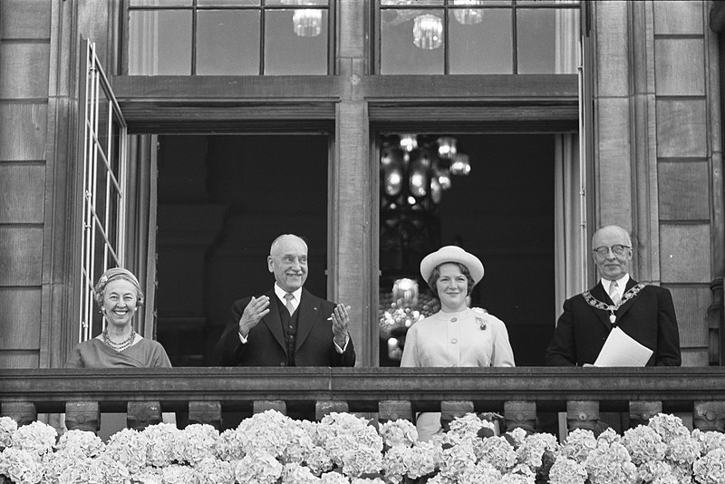 File:Bezoek President Scharf aan Rotterdam. De hoge gasten op het balkon van het stad, Bestanddeelnr 912-4887.jpg