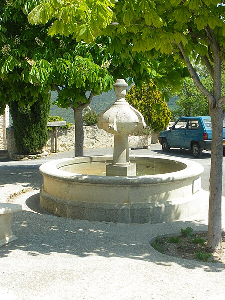 File:Blauvac - Fontaine.JPG