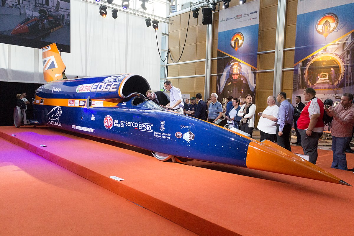 Машина Bloodhound SSC