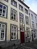 Huis met lijstgevel met een gevelsteen met een leeuw AU LION ROUGE 1789 IN DEN ROODEN LEEUW.