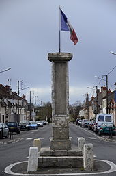 Das Motiv auf Martines Postkarte und Schauplatz der Anfangssequenz: Der römische Meilenstein in Bruère-Allichamps