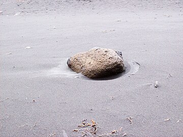 File:Boulder estuarine mouth Vik Iceland.jpg