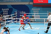 Deutsch: Boxen bei den Olympischen Jugendspielen 2018 Tag 12, 18. Oktober 2018 - Finale Leichtgewicht Mädchen – Junioren-Weltmeisterin und dreifache Juniorinnen-Europameisterin Caroline Sara DuBois (Großbritannien, blau) schlägt Juniorinnen-Asienmeisterin Porntip Buapa (Thailand, rot). English: Boxing at the 2018 Summer Youth Olympics on 18 October 2018 – Girls' lightweight Gold Medal Bout – Caroline Sara DuBois (Grat Britain, blue) wins over Porntip Buapa (Thailand, red). Español: Boxeo en los Juegos Olímpicos Juveniles de Verano de 2018 en 18 de octubre de 2018 - Combate de medalla de oro de peso ligero para niñas - Caroline Sara DuBois (Gran Bretaña, azul ) gana sobre Porntip Buapa (Tailandia, rojo).