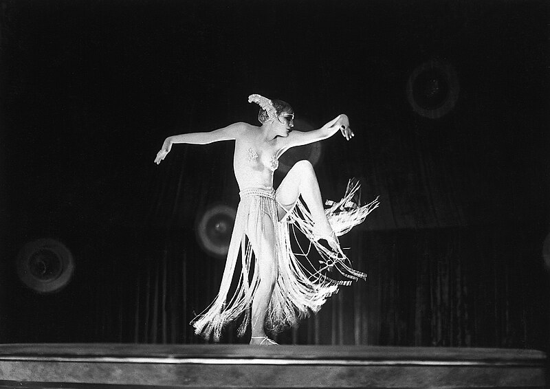 File:Brigitte Helm als tanzende Maria alias Maschinenmensch auf dem Set von Metropolis (1926).jpg