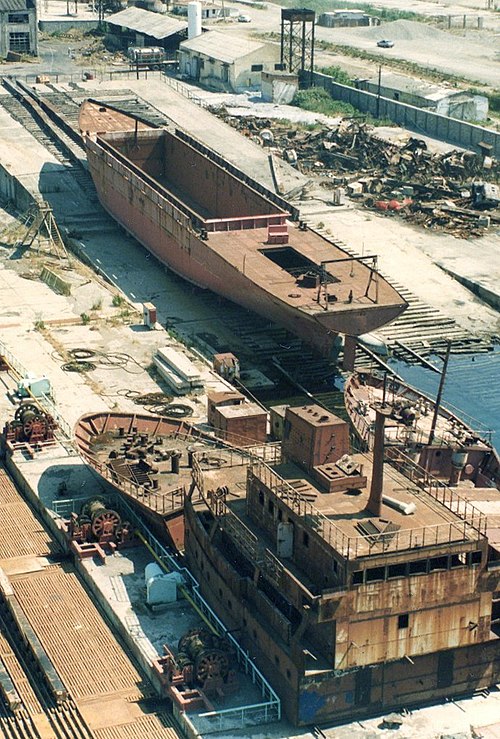 Scheepswerf in Durres, Albanië.