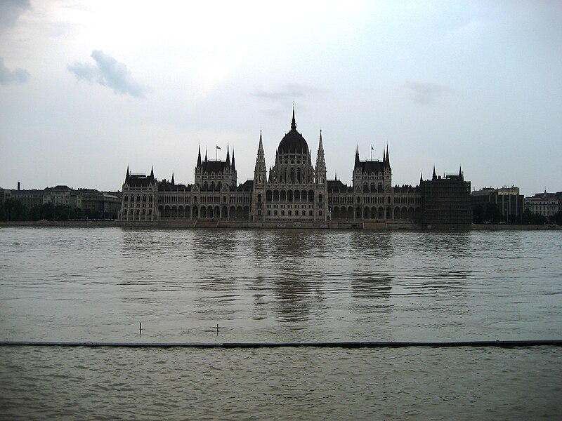 File:Budapest 06 2009 Wasser 013.jpg