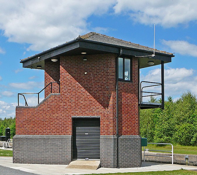 File:Building at Lemonroyd Lock, Aire ^ Calder Navigation - geograph.org.uk - 1928220.jpg